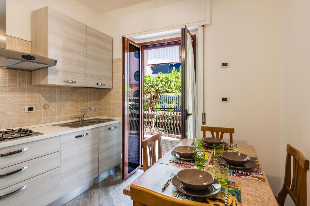 Lemon Tree Apartments By Wonderful Italy Giardini Naxos Bagian luar foto